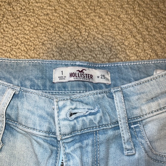 Hollister high waisted light wash jean shorts size 1 - Picture 2 of 3